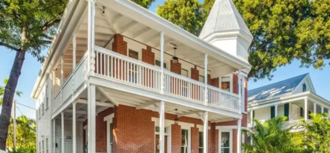 Чем отличаются загородные дома на выходные и гостевые дома