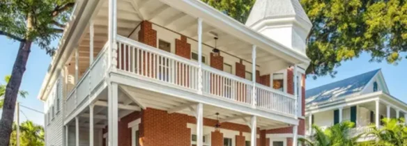 Чем отличаются загородные дома на выходные и гостевые дома